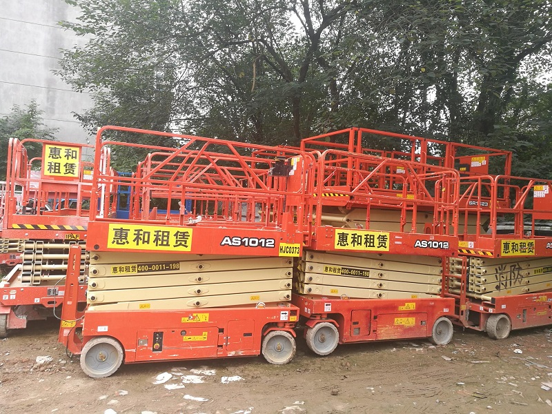 甘孜升降机租赁篇之剪刀车
